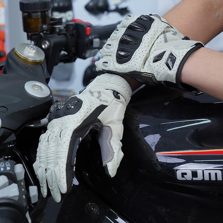 seibertron-gallery:sps7-white-scenes-20260721 | Produkt:8845812334782 | Farbe:Weiß | Slot:1 | Seibertron SPS-7 Weiße Motorradhandschuhe Fahrszene 1