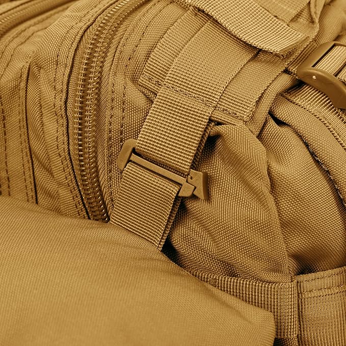 Wanderrucksack mit reflektierenden Streifen für bessere Sichtbarkeit bei Nachtwanderungen.