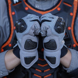 color:Grau | batch:sps4-scenes-20260716 | role:scene-01 | Seibertron SPS-4 winter wasserdichte Motorradhandschuhe grau Fahrszene 01