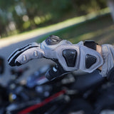 color:Grau | batch:sps4-scenes-20260716 | role:scene-02 | Seibertron SPS-4 winter wasserdichte Motorradhandschuhe grau Fahrszene 02