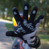 color:Grau | batch:sps4-scenes-20260716 | role:scene-03 | Seibertron SPS-4 winter wasserdichte Motorradhandschuhe grau Fahrszene 03