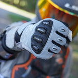 color:Grau | batch:sps4-scenes-20260716 | role:scene-04 | Seibertron SPS-4 winter wasserdichte Motorradhandschuhe grau Fahrszene 04