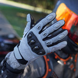 color:Grau | batch:sps4-scenes-20260716 | role:scene-05 | Seibertron SPS-4 winter wasserdichte Motorradhandschuhe grau Fahrszene 05