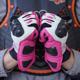 color:Rosa | batch:sps4-scenes-20260716 | role:scene-01 | Seibertron SPS-4 winter wasserdichte Motorradhandschuhe rosa Fahrszene 01