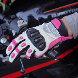 color:Rosa | batch:sps4-scenes-20260716 | role:scene-02 | Seibertron SPS-4 winter wasserdichte Motorradhandschuhe rosa Fahrszene 02