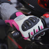 color:Rosa | batch:sps4-scenes-20260716 | role:scene-03 | Seibertron SPS-4 winter wasserdichte Motorradhandschuhe rosa Fahrszene 03