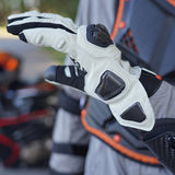 Farbe:Weiß | Charge:sps4-szenen-20260716 | Rolle:szene-03 | Seibertron SPS-4 Winter wasserdichte Motorradhandschuhe weiß Fahrszene 03