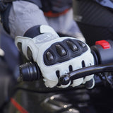 Farbe:Weiß | Charge:sps4-szenen-20260716 | Rolle:szene-04 | Seibertron SPS-4 Winter wasserdichte Motorradhandschuhe weiß Fahrszene 04